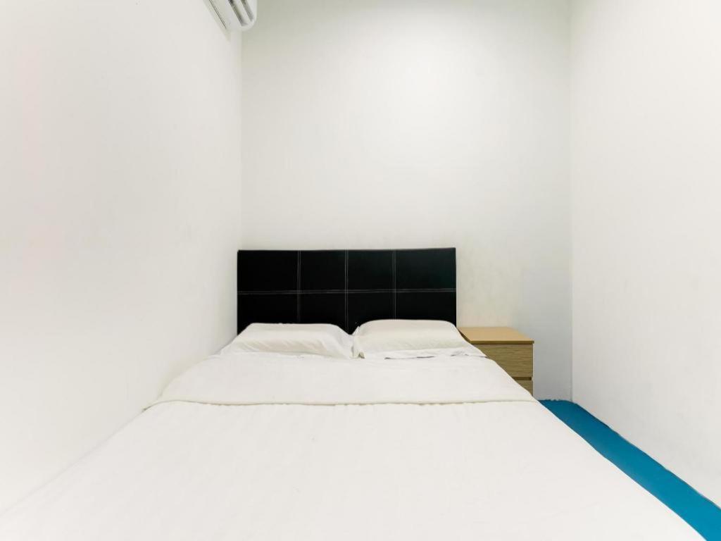 Spot On 89726 Capsule Inn Кота-Кинабалу Экстерьер фото