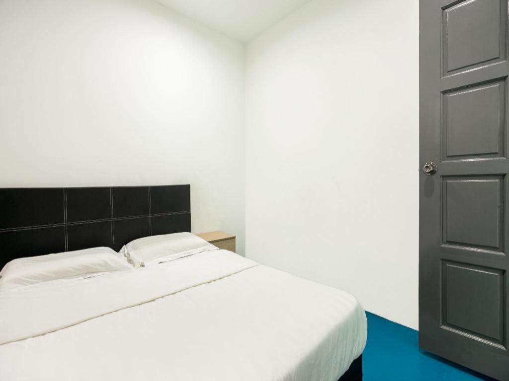 Spot On 89726 Capsule Inn Кота-Кинабалу Экстерьер фото
