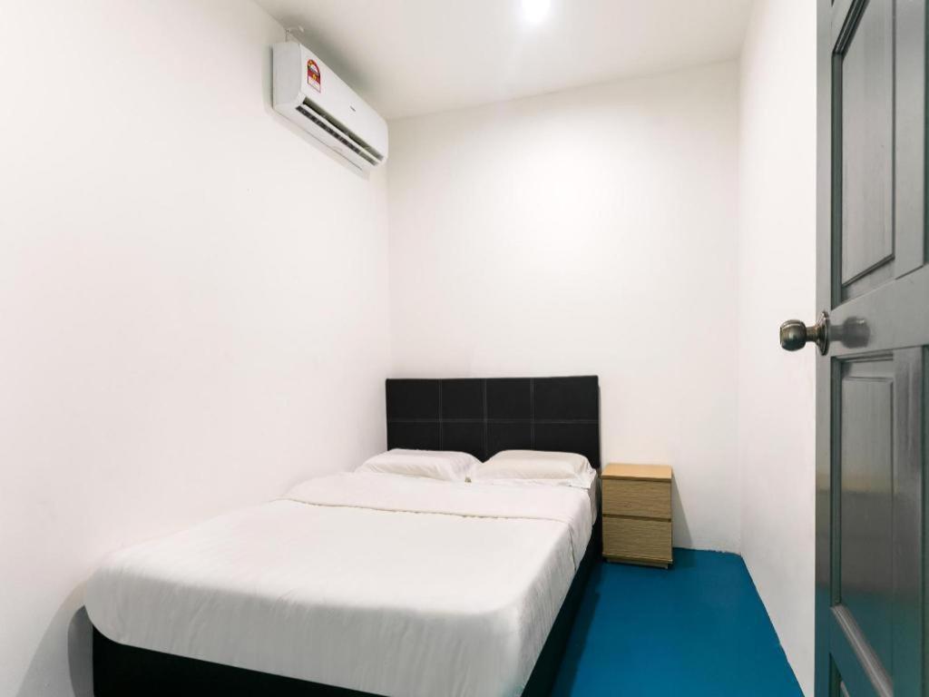 Spot On 89726 Capsule Inn Кота-Кинабалу Экстерьер фото