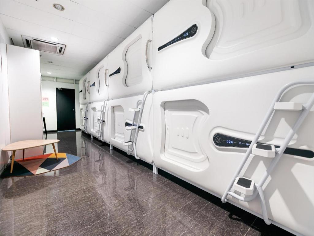 Spot On 89726 Capsule Inn Кота-Кинабалу Экстерьер фото