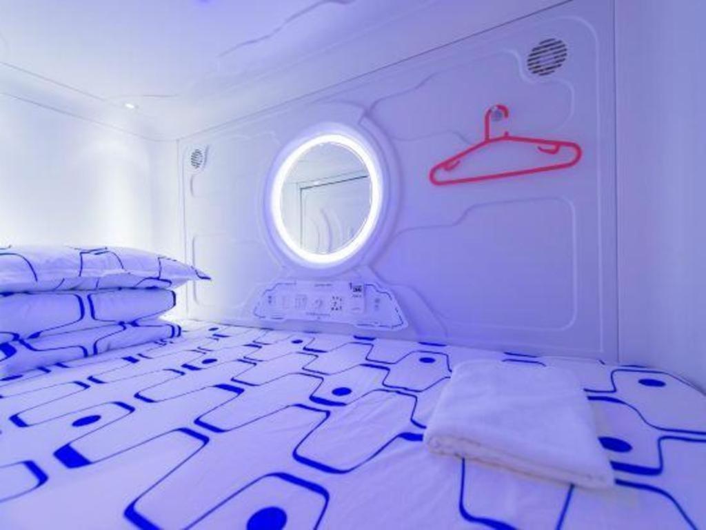 Spot On 89726 Capsule Inn Кота-Кинабалу Экстерьер фото
